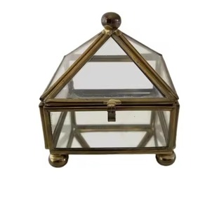 Boîte à bijoux en laiton vintage au design attrayant et élégant, cadre triangulaire, boîte de rangement pour bijoux en métal et verre - Product Image 1