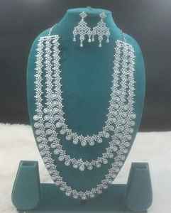 Parure de bijoux en laiton moderne haut de gamme, collier et boucles d'oreilles fleuris étincelants pour mariage, fiançailles et soirée - Product Image 2