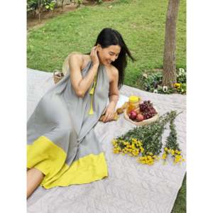 เดรสยาวทรงแม็กซี่แบบสบายๆ ผ้าทอเนื้อเรียบ คอแบบผูก ระบายอากาศได้ดี ฟรีไซส์ เอวธรรมชาติ แต่งระบาย เหมาะสำหรับใส่พักผ่อนในวันสบายๆ - Product Image 4