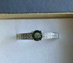 Auténtico anillo de piedras preciosas de moldavita checa joyería elegante de plata esterlina para bodas y eventos - Product Image 1