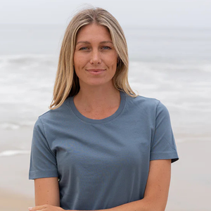 T-shirt à manches courtes pour femme, bleu cendré, col rond, 100% coton biologique de luxe, pré-rétréci, certifié GOTS, coupe classique, doux et premium - Product Image 2