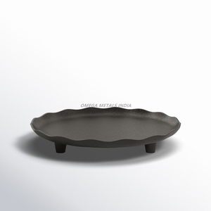 Elegante bandeja de servicio redonda negra con borde festoneado y pies resistentes para una presentación elegante y un uso versátil - Product Image 1