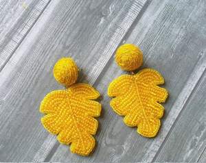 Boucles d'oreilles brodées à la main pour femmes - Product Image 1