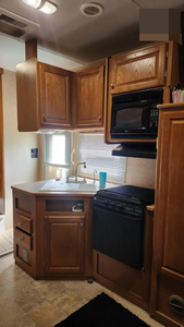 Camping-car d'occasion en excellent état, modèle D-U-T-C-H-M-E-N V-I-C-T-O-R-Y LANE 2005, haute performance, 36 pieds de long, charge utile de 2000 kg, couleur foncée, à vendre - Product Image 3