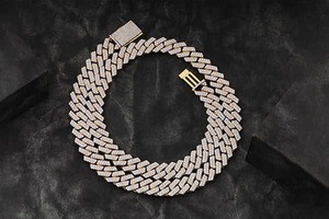 Ensemble de chaîne cubaine de luxe élégante 13mm à broches surélevées Chaînes à maillons cubains cloutées Moissanite à vendre au meilleur prix - Product Image 4
