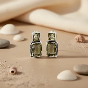 Boucles d'oreilles clous géométriques vintage pour femme, en argent, avec cristaux taille émeraude et sertissage clos, bijoux de mode - Product Image 1