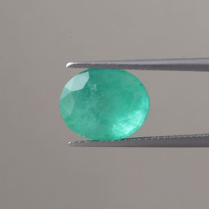 Esmeralda Natural al por Mayor, Certificada por IGI, Suelta, 6.10 Quilates, Corte Ovalado 13x10mm, Verde, Excelente Calidad, con Tratamiento de Cera/Aceite - Product Image 1