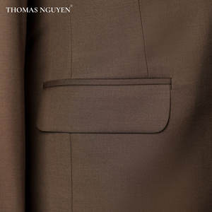 Traje de Dos Piezas Casual de Lujo para Hombre - Chaqueta y Pantalones a Medida en Color Marrón Tierra |   Colección de Colores Naturales |   Hecho en Vietnam - Product Image 4