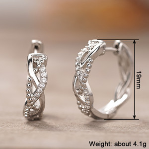 Orecchini a Cerchio Huitan con Cristalli CZ Scintillanti, Design a Spirale in Tono Argento, Eleganti e Raffinati - Product Image 6