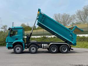 Mercedes 3546 8x4 d'occasion 2024 - Camion benne à plateau déroulant - Product Image 3