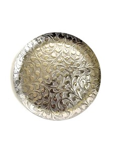 Plaque de chargeur métallique argentée finement gravée avec motif floral tourbillonnant sur tout le pourtour - Product Image 6