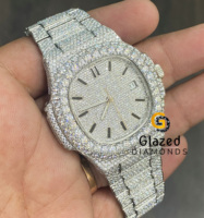 Rehaussez votre style avec notre montre à breloques hip-hop en acier inoxydable, dotée d'un cadran analogique, d'un verre en cristal et d'un design à barres noires, mouvement mécanique ETA.