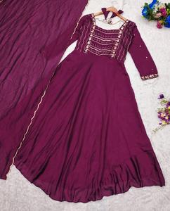 มิระกระแสน้ำแห่งประเพณีสไตล์บอลลีวูดส่าหรีสำหรับงานปาร์ตี้ที่มีสีสันและน่าจดจำด้วยเสียงกระซิบที่สง่างามของความสุข - Product Image 5