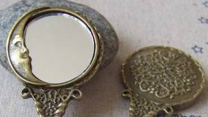 Pendentif en verre en forme de visage de lune, bronze antique, charmes anciens - Product Image 4