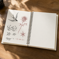Carnet de croquis LABON personnalisé A5 à spirale, motif tatouage encre et aiguille, vintage rouge noir, motif hirondelle, rose, dés, cœur, éclair