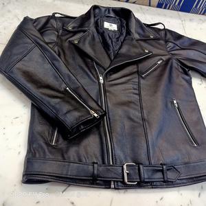 Chaqueta de cuero negro de primera calidad para hombre construida para un rendimiento resistente con Forro cálido y detalles distintivos de la India - Product Image 5