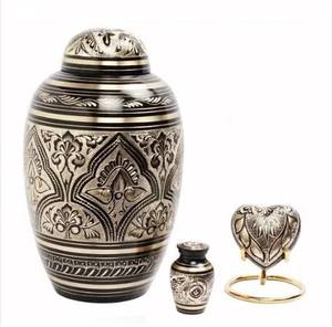 Urna de almacenamiento de cenizas conmemorativa de latón de calidad superior con monograma personalizado y acabado decorativo en relieve - Product Image 5