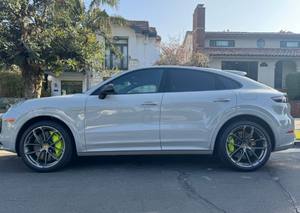 Porssche Cayenne Turbo S E-Hybrid Coupé 2023 HP V8 hybride rechargeable 670 d'occasion, sport léger - Product Image 2