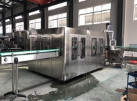 Chaîne de production CE entièrement automatique 3-en-1 pour le remplissage, le bouchage et le rinçage d'eau minérale pure en bouteilles PET, 6000 BPH, avec étiquetage
