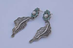 Joyería de diseño de moda hecha de latón 2025, lo último en tendencia, aretes de latón con aspecto de plata hechos a mano para niñas y mujeres - Product Image 2