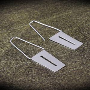 Boucles d'oreilles pendantes minimalistes en laiton plaqué argent faites à la main pour femme, avec design géométrique et fente verticale, look audacieux, cadeau de fête - Product Image 2