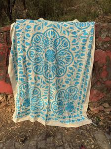 Auténtica Colcha Bordada Suzani – Cubrecama de Algodón Hecho a Mano con Patrones Tribales Tradicionales y Diseños Florales Vibrantes - Product Image 4