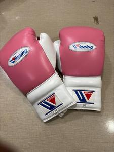 Guantes de Boxeo Personalizados con Diseño OEM, Color Rosa y Blanco, con Cordones, 10oz 16oz, de Cuero, Impermeables, para Entrenamiento de MMA y Kickboxing - Product Image 2