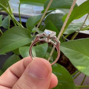 Bague à trois pierres en diamant de laboratoire certifié IGI 1,40 carats avec accents cœur et baguette DEF VVS-VS - Product Image 4