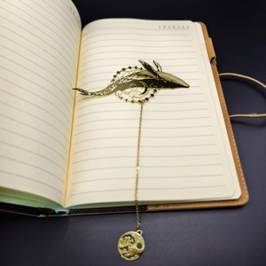 Marcapáginas de Metal Hueco Chapado en Oro Personalizado al por Mayor con Diseño de Ballena Celestial Mágica para Souvenirs - Product Image 6