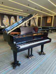 Piano de cola Yamaha G2E usado, negro, fabricado en Japón, acabado negro, sonido suave. - Product Image 2