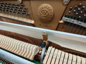 Piano vertical japonés de segunda mano KAWAI BL71 con tono cálido para compradores globales - Product Image 6