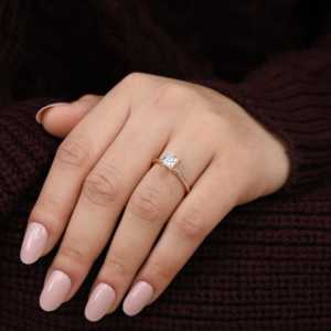 Bague de fiançailles solitaire en diamant de laboratoire taille princesse en argent sterling et or, clarté VS1, couleur F - Design élégant et luxueux - Product Image 2