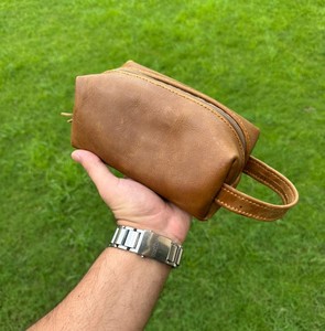 Véritable pochette en cuir Crazy Horse Multi-Functional Wash Cosmetic Case Neutral Travel Accessory Anwar Enterprises - Product Image 1