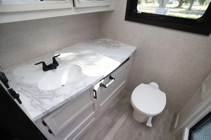 รถบ้าน J-a-y-c-o รุ่นใหม่ ปี 2023 สีขาว Hawk 27RB ประสิทธิภาพการพักแรมที่ดีที่สุด มีจำหน่ายแล้ว - Product Image 3