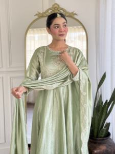 Kurti de algodón de diseño elegante de nueva colección para mujer con bordado tradicional indio disponible a precios mayoristas - Product Image 3