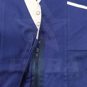 Haut de récurage médical unisexe à col en V OEM vente en gros uniforme extensible à 3 poches à manches courtes pour médecins, infirmières, médecins et hôpitaux ensemble - Product Image 5