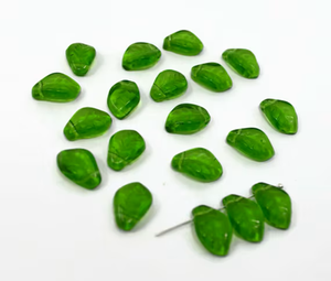 Perles de verre vintage tchèque à grande feuille verte Perles de verre à feuille plate Herbe verte - Product Image 1