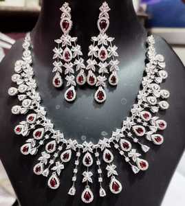 Magnifique ensemble collier et boucles d'oreilles en cristal de rubis royal, fabriqué avec des pierres de rubis rouge de qualité supérieure, taille goutte d'eau. - Product Image 3