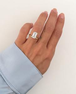 Anillo de compromiso con diamantes cultivados en laboratorio, oro de 10K y plata al por mayor, corte esmeralda VVS2 E Color IGI certificado ético sostenible - Product Image 5