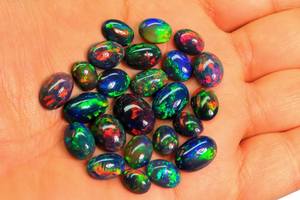 Véritable cabochon en opale noire éthiopienne arc-en-ciel brillant Opale noire de forme ovale idéale pour la fabrication de bijoux - Product Image 4