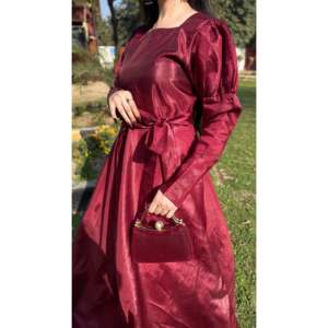 Vestido Largo Rojo de Satén con Corte en A para Niñas, Diseño de Cintura Natural - Product Image 4
