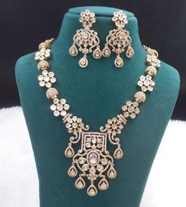 Conjunto de collar y pendientes de latón AD festivo | Joyería de mujer de alta calidad para celebraciones navideñas, regalos y ocasiones especiales - Product Image 1