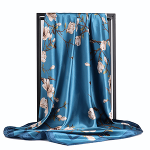 Sciarpa Quadrata Moderna in Seta Paisley Nera e Oro 90cm, Foulard da Collo per Donna, Accessorio <span class=keywords><strong>di</strong></span> Lusso per Abiti da Sera, Sciarpa Personalizzata con Logo del Brand - Product Image 3
