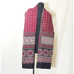 Écharpe inspirée des écharpes Ajrak brodées à la main de qualité supérieure avec détail de la main Option légère et fluide pour un look moderne - Product Image 1
