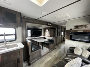 Se Vende Remolque de Viaje Ligero de Acero Inoxidable Moderno Usado 2022 2023 Prime Time RV Tracer 24RKS para Entusiastas del Aire Libre - Product Image 3