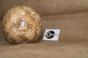 Boule décorative en incrustation d'os Conception de sculpture florale Couleur antique marron avec trou de taille personnalisée Boule d'incrustation d'os pour Tradnary - Product Image 2