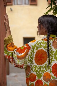 Chaqueta Corta Bohemia de Algodón Teñido y Bordado Suzani, Ecológica y Transpirable para Verano/Otoño/Primavera - Product Image 4