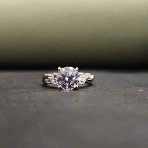 Magnifique bague de fiançailles unisexe en acier inoxydable plaqué or 14 carats avec trois pierres de moissanite taille ronde certifiées IGI, tendance et élégante - Product Image 2