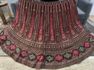 Lehenga de terciopelo de lujo con trabajo de pasta cortada Jarkan pesada en estilo Rajwadi doble puede caber 3,5 M Flair 1,2 M Choli Dupatta - Product Image 5