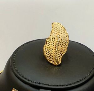 Conjunto de Brazaletes Clásicos con Patrón de Hojas Doradas, Joyería de Aleación Moderna para Mujer, Chapado en Oro de 24K, Diseño de Planta, Moda para Compromiso - Product Image 3